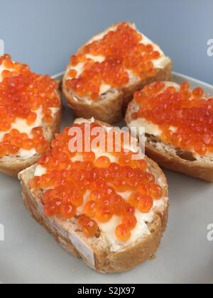 Butter Brot mit rotem Kaviar. Frühstück. Food-fotografie. Stockfoto