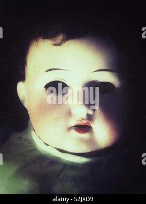 Creepy antiken Deutschen baby doll mit fehlenden Augen Stockfoto