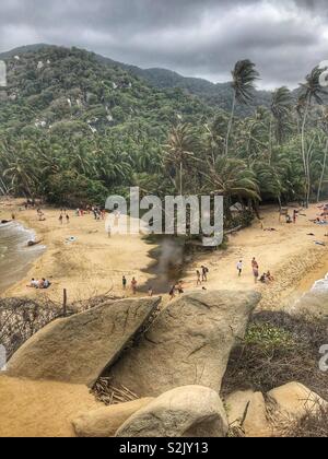 Strand, Dschungel, Bergblick in den Tayrona Nationalpark in Santa Marta, Kolumbien. Stockfoto