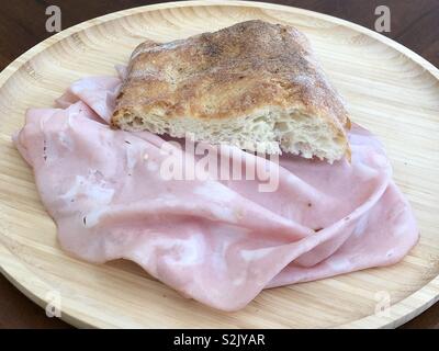 Weiße Pizza mit vielen Scheiben Mortadella, große italienische Wurst Stockfoto