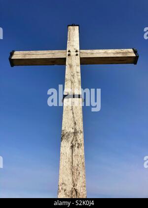 Kreuz Mahnmal gegen einen blauen Himmel bei Lochnagar Krater, Somme, Hauts-de-France. Stockfoto