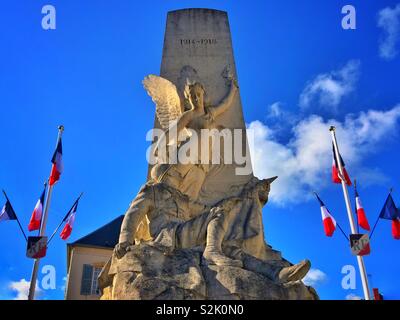 Denkmal für die Gefallenen des Ersten Weltkriegs in der Rue, Nordfrankreich. Stockfoto