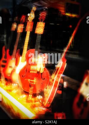 Klassischen und legendären E-Gitarren auf Anzeige im Fenster eines Shop in London Soho Tin Pan Alley, Denmark Street, Stockfoto