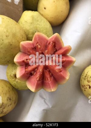Frische Guave zum Verkauf auf einen Markt in Rio de Janeiro, Brasilien. Stockfoto