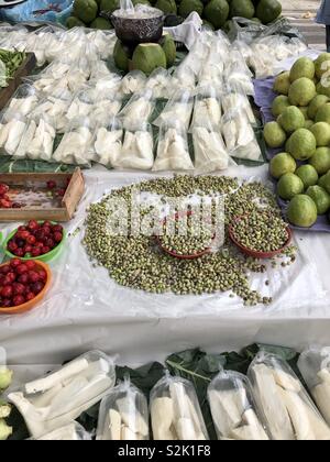 Frisches Obst und Gemüse zum Verkauf an einer im Markt in Rio de Janeiro, Brasilien. Stockfoto