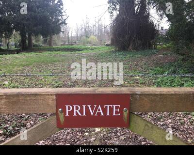 Private Zeichen auf hölzernen Tor Arundel West Sussex England Stockfoto