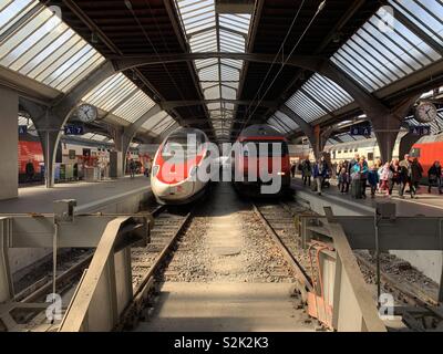 Zwei Generation von Schweizer Zügen im Hauptbahnhof Zürich. Stockfoto