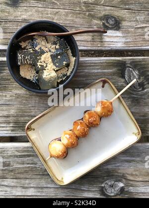 Mochi (japanische Reis Kuchen) und dango (Japanische Kloß und süß), Shirakawa, Japan Stockfoto