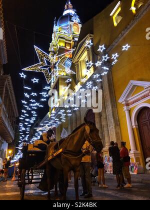 Reiten und Kutschfahrten in der Altstadt von Cartagena, Kolumbien in der Nacht. Stockfoto