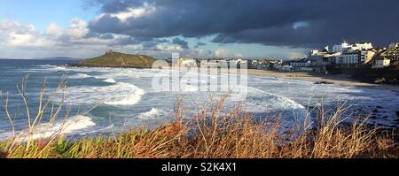 Blick über Porthmeor Bucht zur Insel in St Ives Cornwall Stockfoto