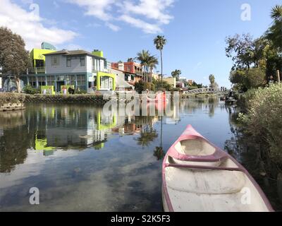 Venedig, CA/USA, 23. März 2019: Kleine Boote, moderne Wohnungen und eine Brücke über das Wasser der Venedig Canal Historic District sind an einem Nachmittag Tag angezeigt. Stockfoto