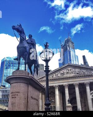 Die Architektur von London - Herzog von Wellington Statue vor der Viktorianischen Royal Exchange mit dem hohes Bürogebäude der Stadt London hinter sich. Stockfoto