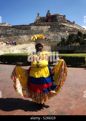 Eine Frau in der traditionellen Kleidung in Cartagena, Kolumbien, gekleidet. Stockfoto
