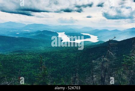 Blick auf Lake Placid aus Whiteface Mountain im Adirondack State Park, New York, USA Stockfoto