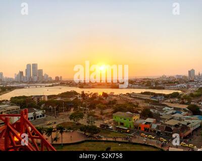 Sonnenuntergang in Cartagena, von Castillo San Felipe, Kolumbien gesehen. Stockfoto