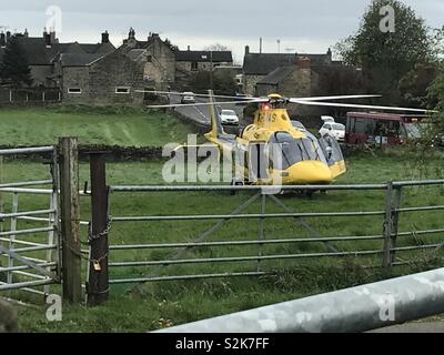 Gelbe rescue Air Ambulance Hubschrauber landete im ländlichen Bereich Stockfoto