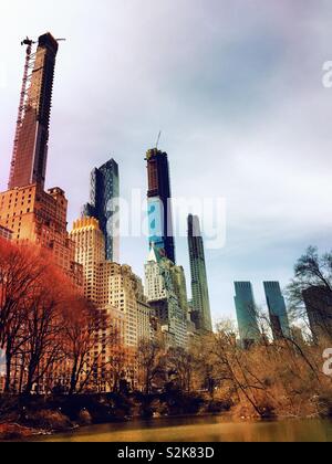 Super hohe Gebäude im Bau entlang der Central Park South in Midtown Manhattan, New York City, USA Stockfoto