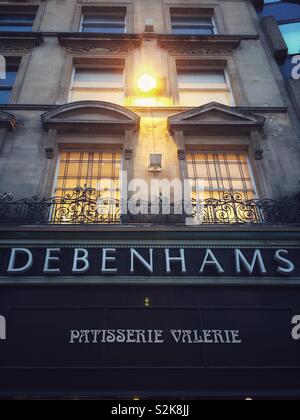 Tod von der High Street. Die Debenhams und Patisserie Valerie storefront in Oxford, UK. Beide Unternehmen haben finanzielle Schwierigkeiten, die sich in den Unternehmen in der Verwaltung. Stockfoto