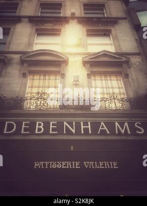 Tod von der High Street. Die Debenhams und Patisserie Valerie storefront in Oxford, UK. Beide Unternehmen haben finanzielle Schwierigkeiten, die sich in den Unternehmen in der Verwaltung. Stockfoto