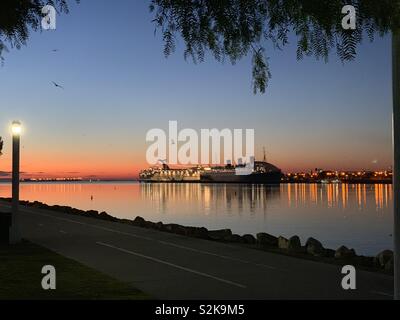 RMS Queen Mary bei Sonnenaufgang in Long Beach, Kalifornien. Stockfoto