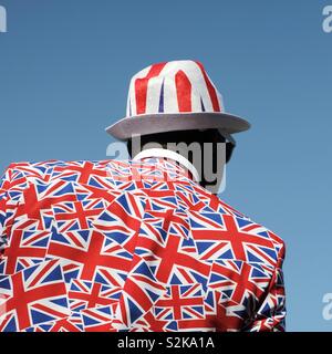 Ein sehr britischer Mann - ein Mann mit einem Union Jack UK Flaggenanzug und Hut - nationalistisch-patriotische Jubiläumsfeier Stockfoto