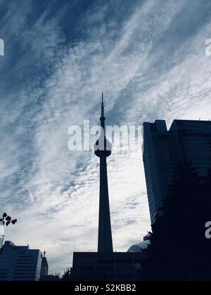 Silhouette der CN Tower in Toronto gegen eine ungewöhnliche bewölkter Himmel Stockfoto