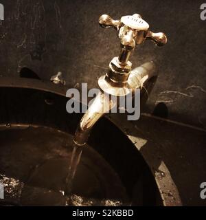 Tippen Sie auf "kaltem fließendem Wasser in einem Badezimmer, England, Vereinigtes Königreich Stockfoto
