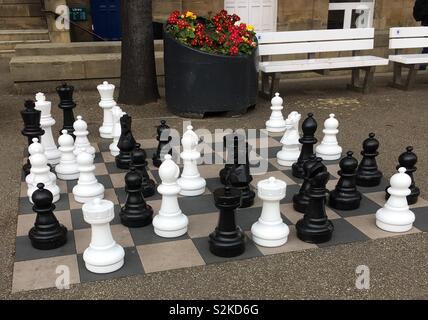 Große outdoor Schachspiel in Victoria Gardens, Leeds, UK, in der Nähe der Hauptdurchgangsstraße, Headrow, und in der Nähe der Kunst Galerie, Bibliothek und Rathaus. Das Spiel ist sehr beliebt im Sommer, wenn Viele beobachten. Stockfoto