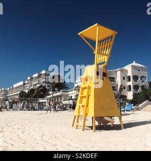 Lifeguard Station auf einem Strand in Cancun, Mexiko Stockfoto