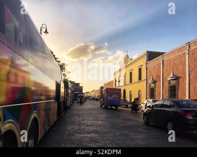 Tour Bus in den Hauptplatz von Valladolid, Mexiko geparkt Stockfoto