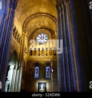 Kathedrale von Lissabon - das Kreuz und Stain Glass Windows gegen die hohe Decke Stockfoto