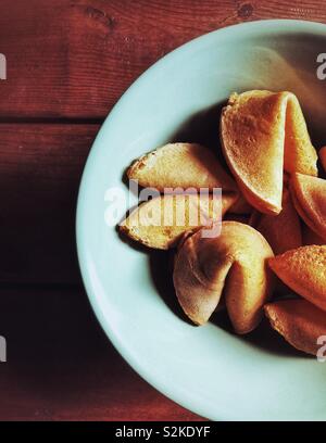 Nahaufnahme der Fortune Cookies in einer grünen Schüssel Stockfoto