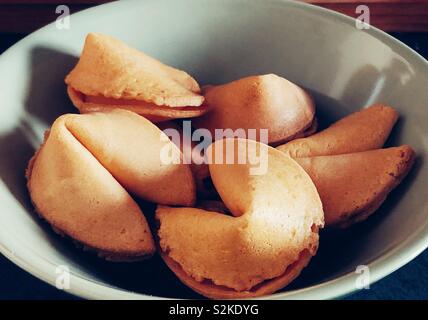 Fortune Cookies in einem hellen Grün Schüssel Stockfoto