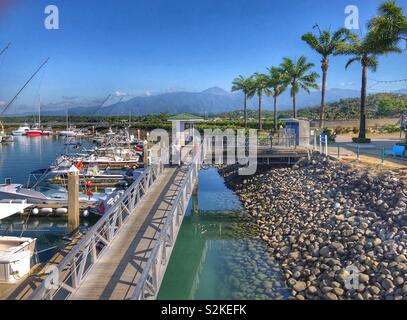 Eine wunderschöne Aussicht auf die Berge von einem Yachthafen in Costa Rica. Stockfoto