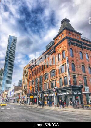 Kontrast zwischen Alt und Neu auf der Yonge Street, Toronto, Kanada. Stockfoto