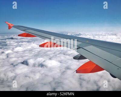 Der Blick aus einem Fenster EasyJet Flugzeug hoch über Nordeuropa. Es ist ein modernes Vergnügen über den Wolken zu reisen! Foto © COLIN HOSKINS. Stockfoto