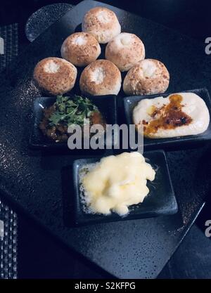 Pao De Queijo und Trio von Dips Stockfoto