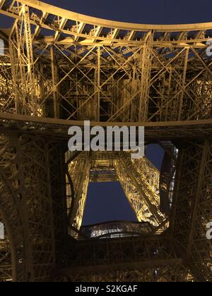 Unter dem Eiffelturm in Paris Frankreich. Stockfoto