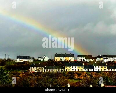 Sozialer Wohnungsbau und Rainbow, County Donegal, Irland Stockfoto