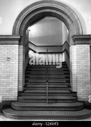 Treppen in einem alten Bahnhof. Stockfoto