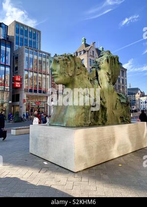 Amsterdam, Niederlande - 9 April 2019: Zwei unbeweglichen Köpfe Skulptur von Mark Manders im Zentrum von Amsterdam. Stockfoto