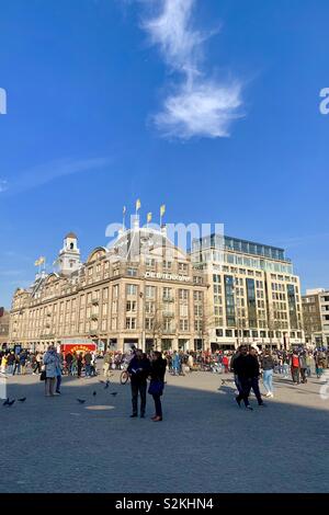 Amsterdam, Niederlande - 9 April 2019: Viele Leute in der Dam Platz auf einem hellen Frühling Nachmittag. Stockfoto