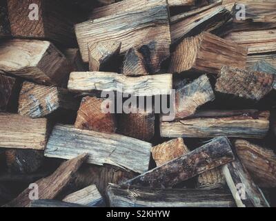 Stücke von Brennholz irgendwo im Wald Stockfoto