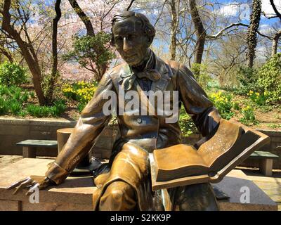 Das Hans Christian Andersen Statue ist im Central Park in der Nähe von Wintergarten Wasser, NYC, USA Stockfoto