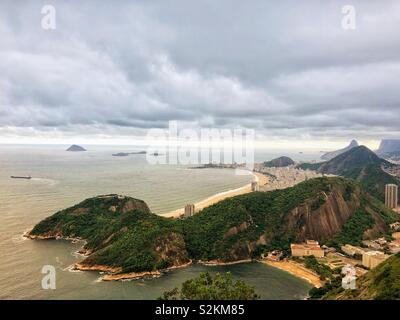 Ein Blick auf Copacabana vom Zuckerhut in Rio de Janeiro, Brasilien. Stockfoto