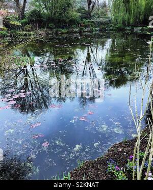 Monets berühmten Seerosenteich in Giverny im Frühling Stockfoto