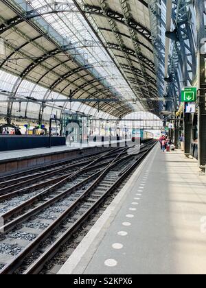 Amsterdam, Niederlande, 12. April 2019: Zug nähert sich Plattform 15, Hauptbahnhof. Stockfoto