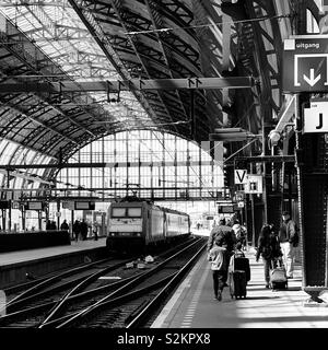 Amsterdam, Niederlande, 12. April 2019: Zug aproaches Plattform 15, Hauptbahnhof. Stockfoto