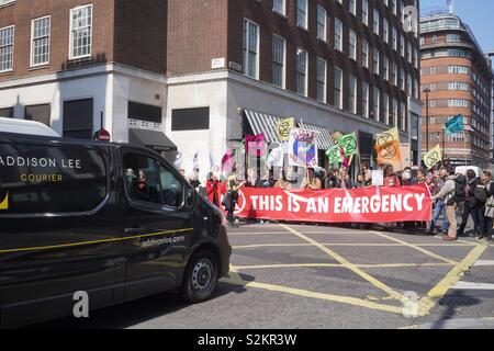 Klimawandel Demonstranten, Aussterben Rebellion, übernahm heute Marble Arch Aktion der britischen Regierung über den Klimawandel zu verlangen. Blockierten sie Straßen und verhindert die Autos aus. Stockfoto