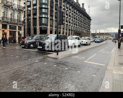 London black cab taxi Protest, 6. März 2019 in Parliament Square, Westminster, in der Nähe der Parlamentsgebäude, Whitehall und Downing Street, mit Blick auf die Westminster Bridge. Stockfoto